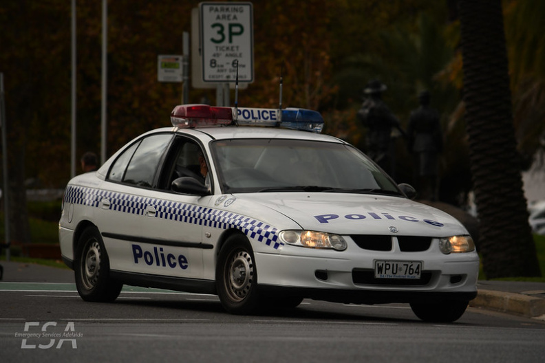 Holden VX - Photo by Emergency services adelaide (1).jpg