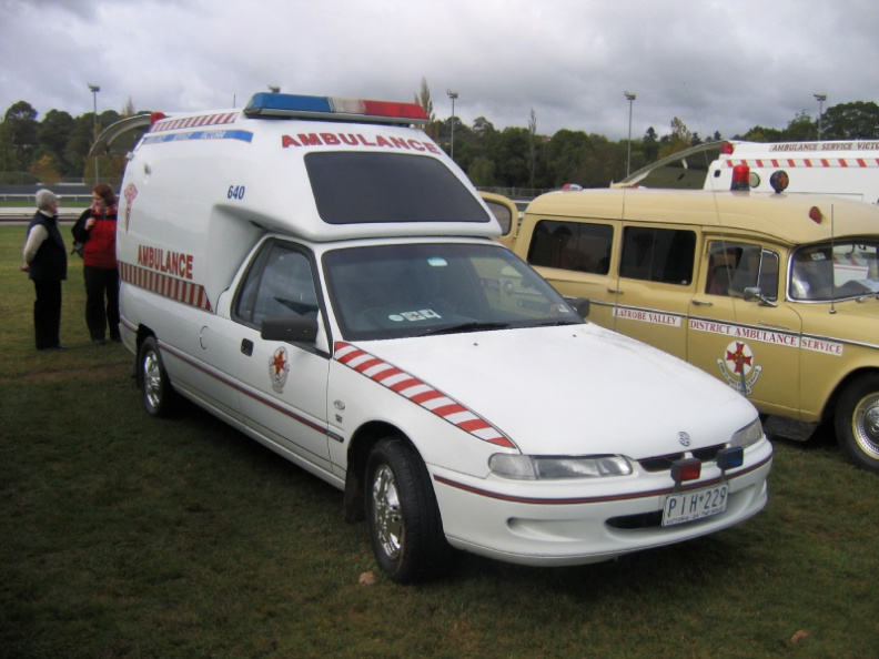 1998 Holden VS Commodore Ambulance (2).JPG