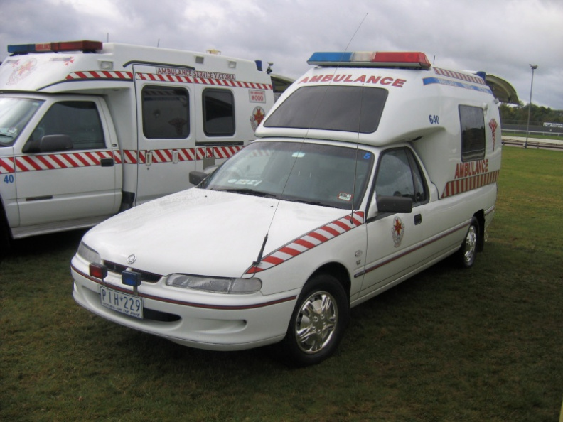 1998 Holden VS Commodore Ambulance (3).JPG