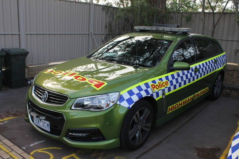 VicPol Highway Patrol Holden VF Wagon Jungle Green  (7).JPG