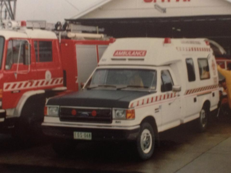 1990 Ford Ambulance (13).jpg