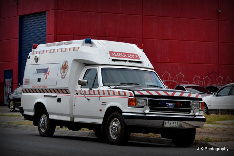 1990 Ford Ambulance (7).jpg