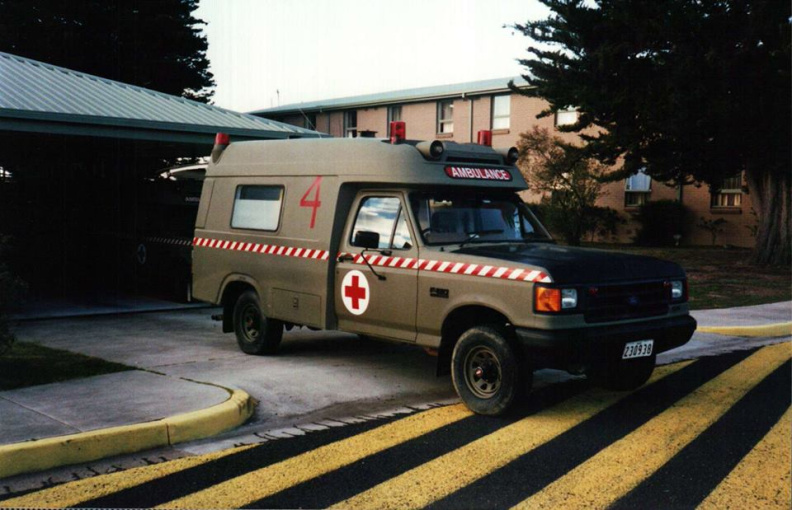 1991 Ford F-150 4WD ambulance (2).jpg