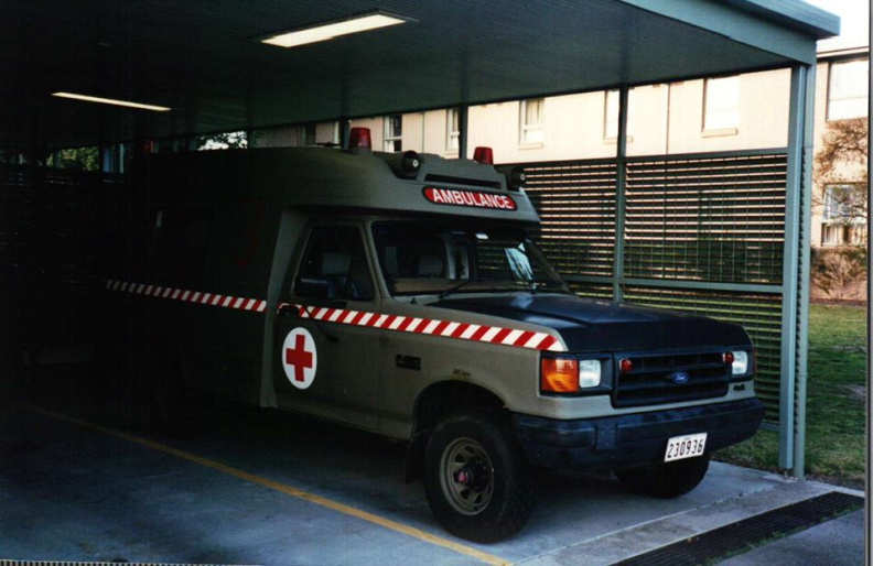 1991 Ford F-150 4WD ambulance (4).jpg