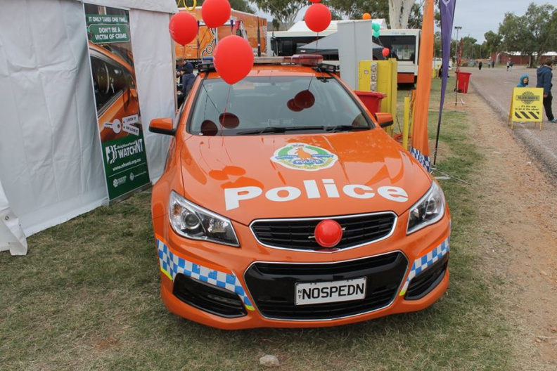 NT Police Holden VF Orange (2).jpg
