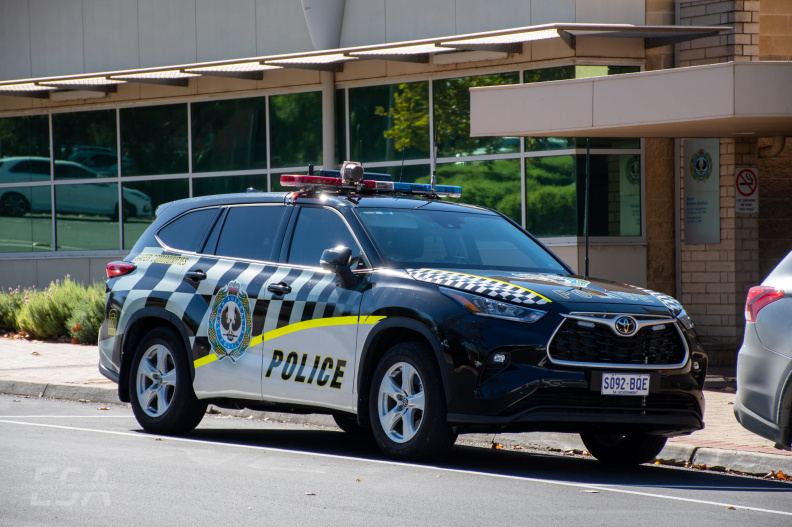 Toyota Kluger - Photo by Emergency Services Adelaide (1).jpg