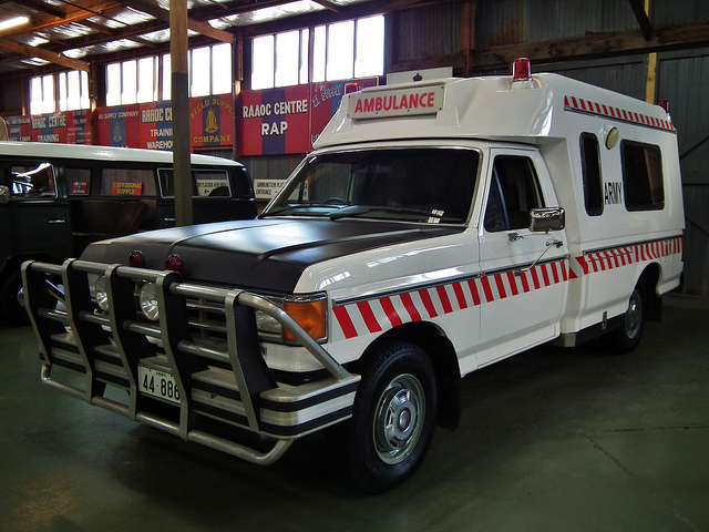 1989 Ford F-250 ambulance4.jpg