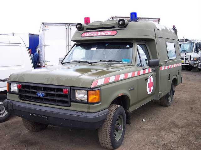 1991 Ford F-150 4WD ambulance (1).jpg