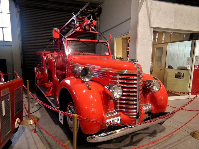 1940 Diamond T Model 404H fire truck 2.jpg