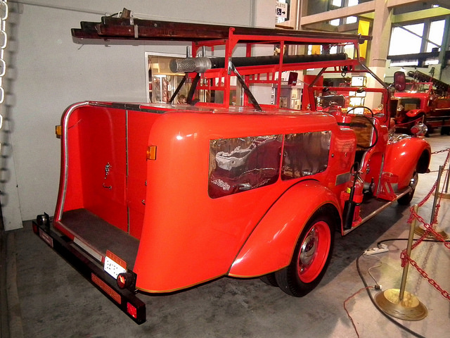 1940 Diamond T Model 404H fire truck.jpg