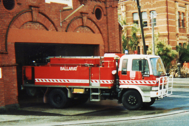 Vic CFA Ballarat Old Hino Tanker (3).jpg
