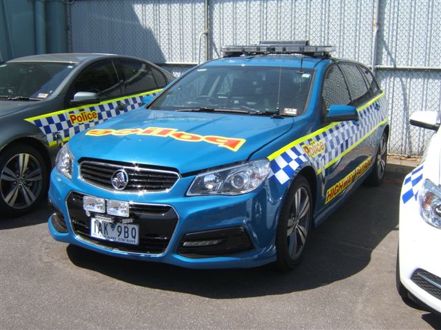 VicPol Highway Patrol Holden VF Wagon Perfict Blue (3).JPG